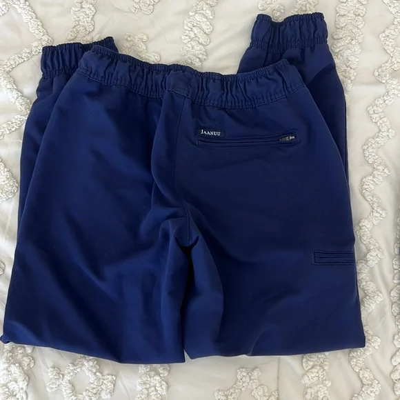 Jaanuu Women’s Scrub Set Size XS and XSP in Navy Blue - Picture 4 of 4